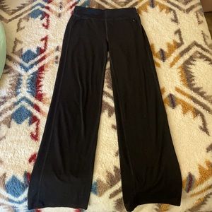Comfy pair of bootleg/flare Danskin bottoms!